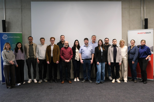 Eine Gruppe von Menschen steht zusammen in einem Konferenzraum 