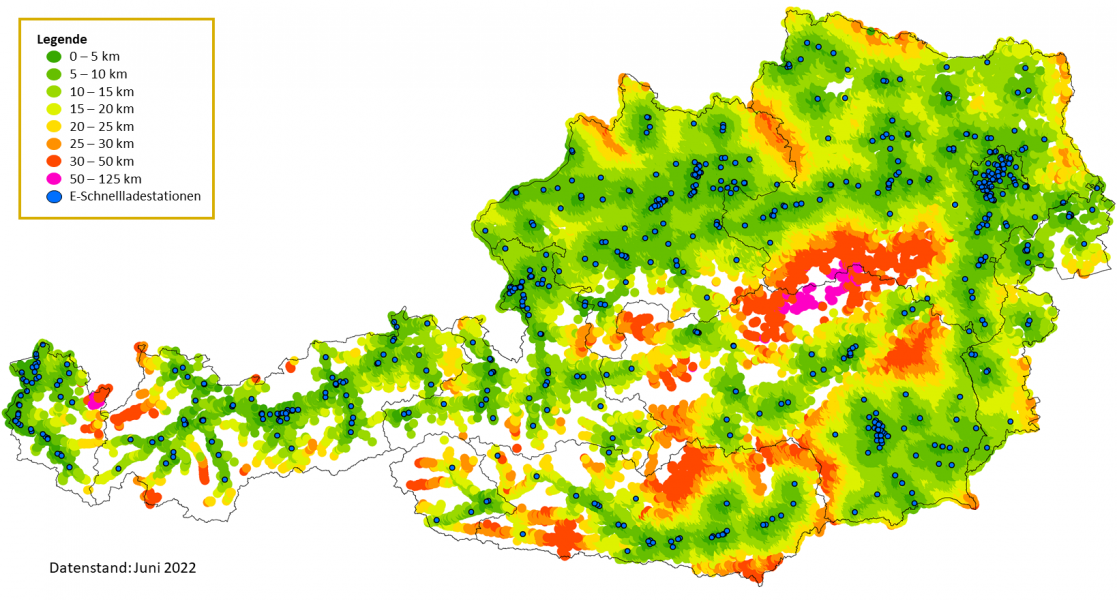 Auf einer Österreichkarte wird die Verteilung und die Erreichbarkeit von Schnellladestationen dargestellt. Die nächsten zwei Schnellladestationen sind von dem Großteil der bewohnten Gebiete innerhalb von 10 km erreichbar. In der nördlichen Steiermark sind Schnellladestationen teilweise mehr als 50 km entfernt.