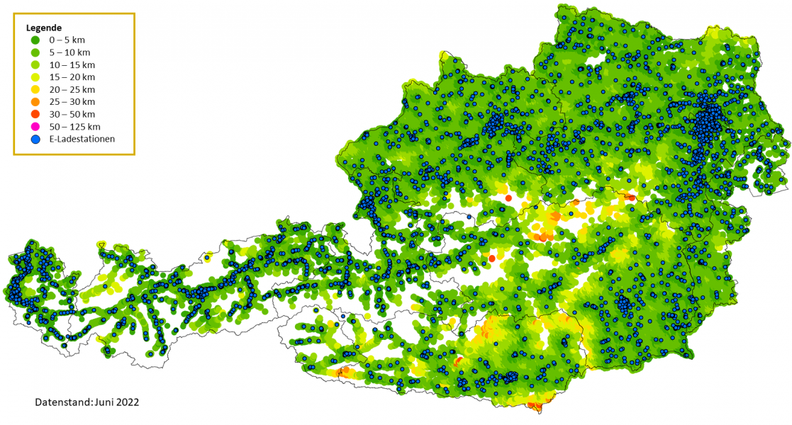 Auf einer Österreichkarte wird die Verteilung und die Erreichbarkeit von Ladestationen dargestellt. Die nächsten zwei Schnellladestationen sind von dem Großteil der bewohnten Gebiete innerhalb von 20 km erreichbar. Rund um den Nationalpark Gesäuse, an der österreichisch-slowenischen Grenze und im südlichen Osttirol sind Ladestationen teilweise nur in den nächsten 30 – 50 km erreichbar.