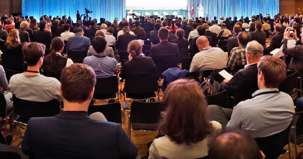 ITS Weltkongress mit Teilnehmenden auf Stühlen